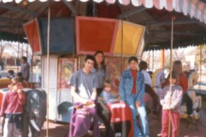 Alumnos de 3� A�o Polimodal en la calesita de la Plaza Perkins.